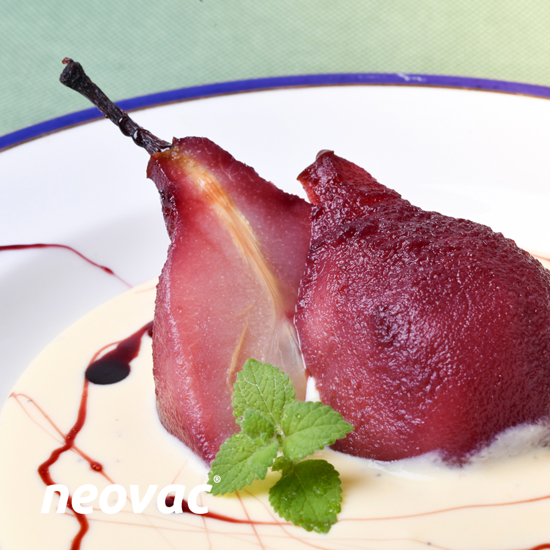 Peras al azafrán con salsa inglesa