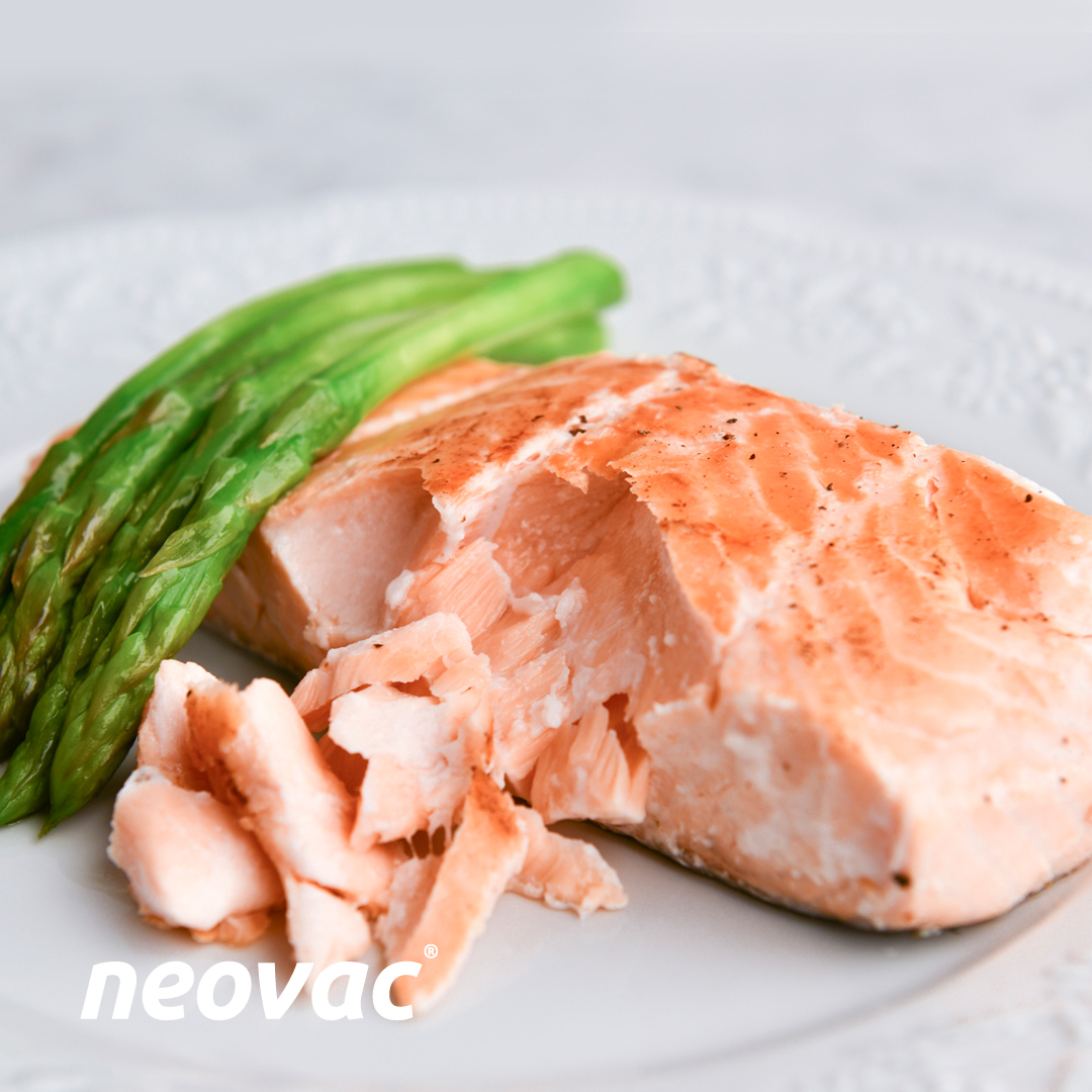 Salmón rosado con espárragos y limón